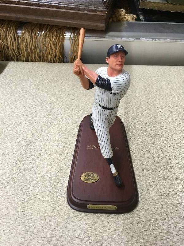lot 57 image: Beautiful Danbury Mint Mickey Mantle Statue