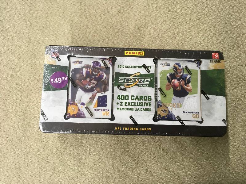 lot 7 image: Panini Score 2010 NFL Cards Complete Set