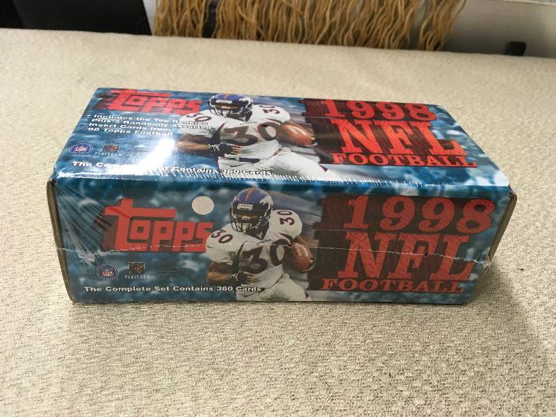 lot 13 image: Topps 1998 NFL Cards Complete Set