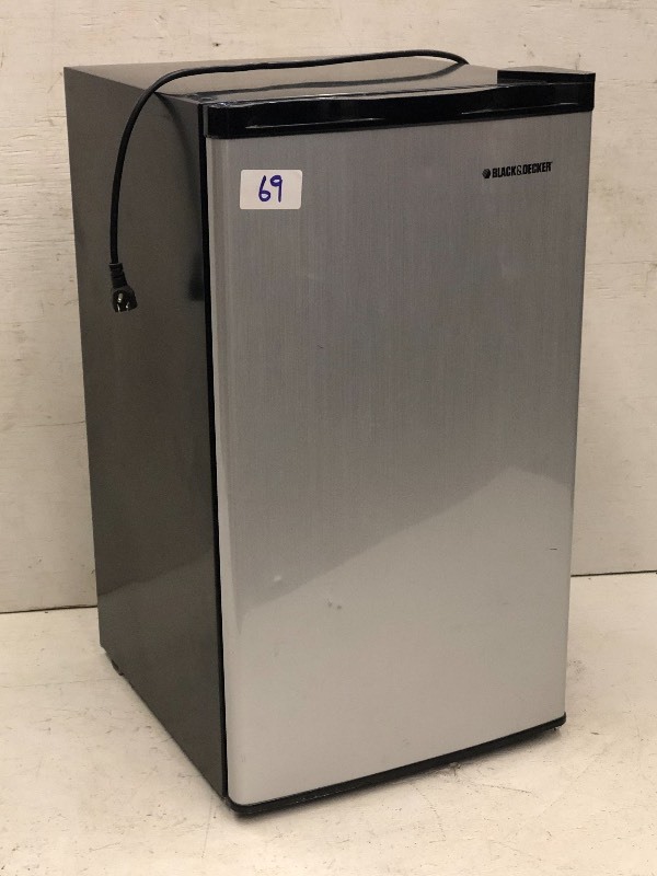 lot 69 image: Black & Decker Mini-Fridge