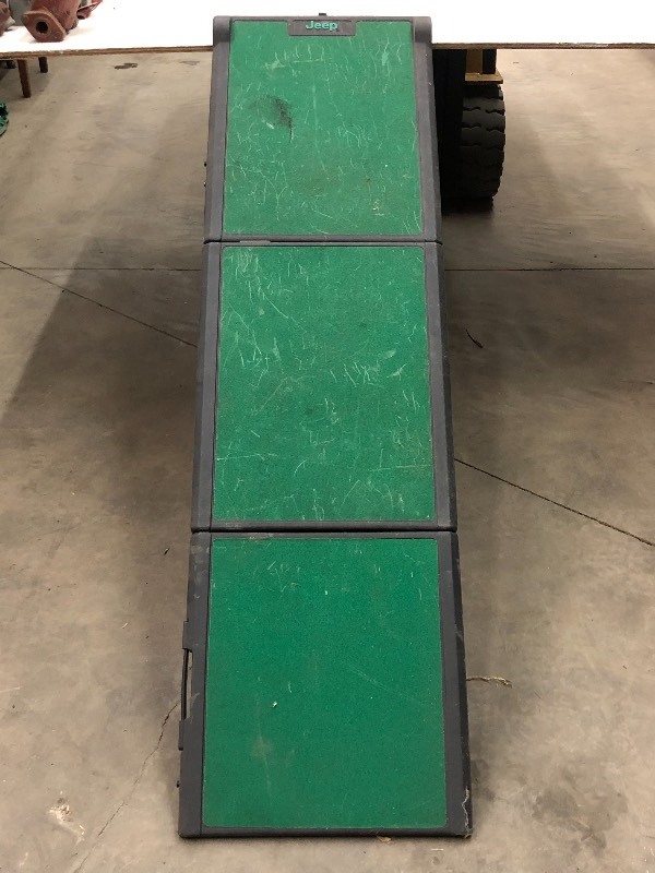 lot 109 image: Jeep Tri-Fold Pet Ramp