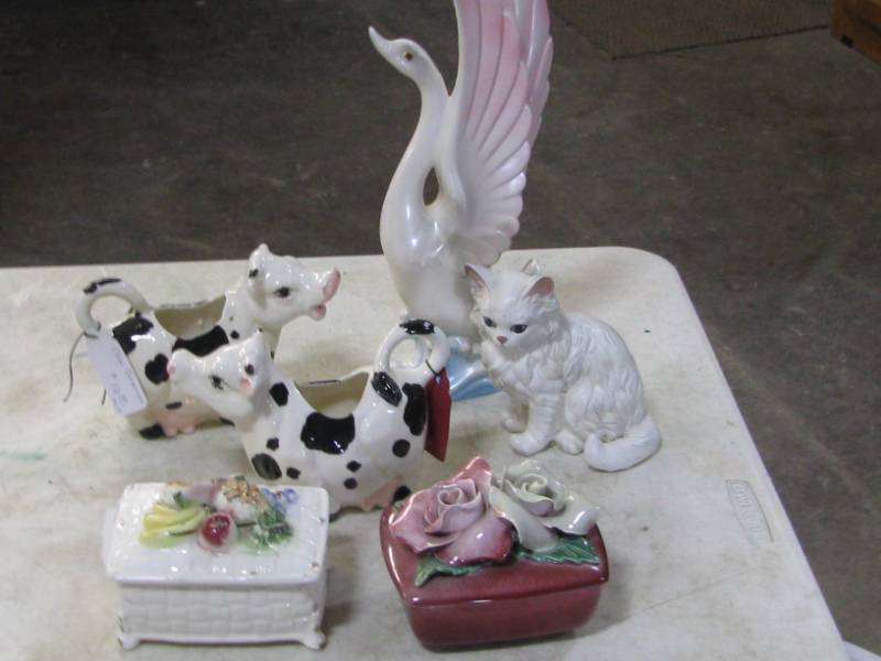 lot 7 image: Pottery