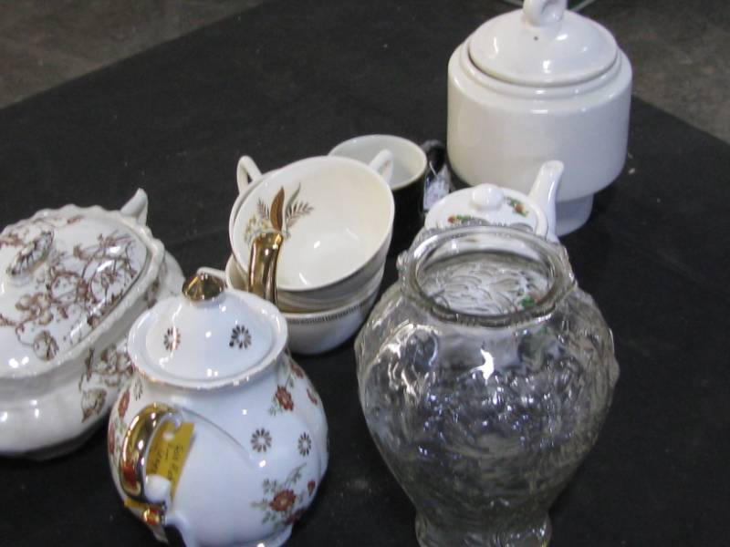 lot 16 image: Vintage China