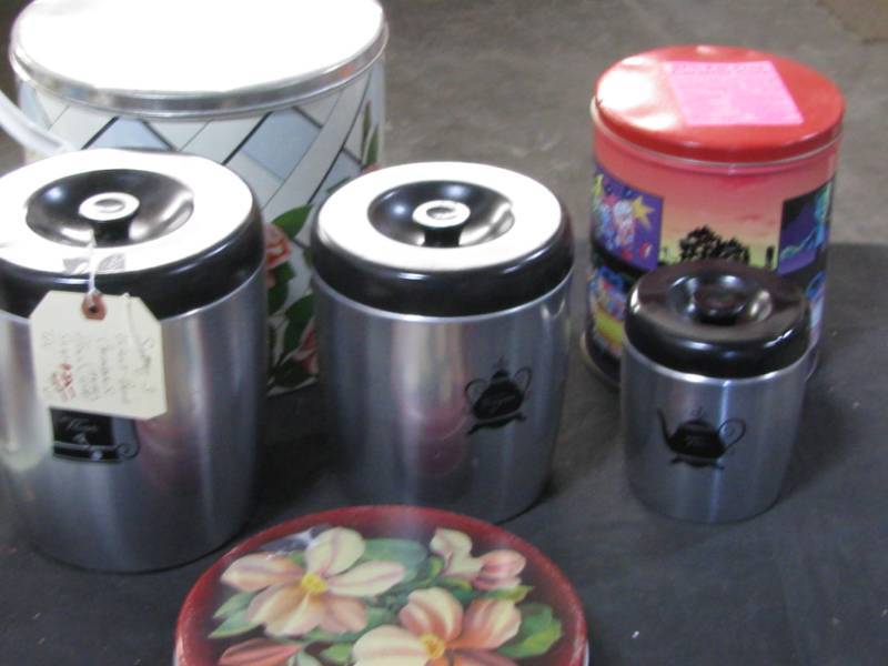lot 21 image: Tin Ware