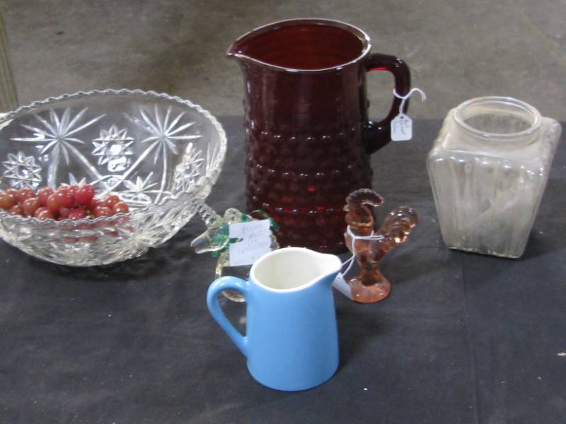 lot 22 image: Vintage Glassware