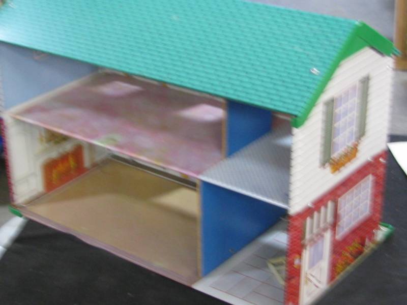 lot 44 image: Metal Doll House