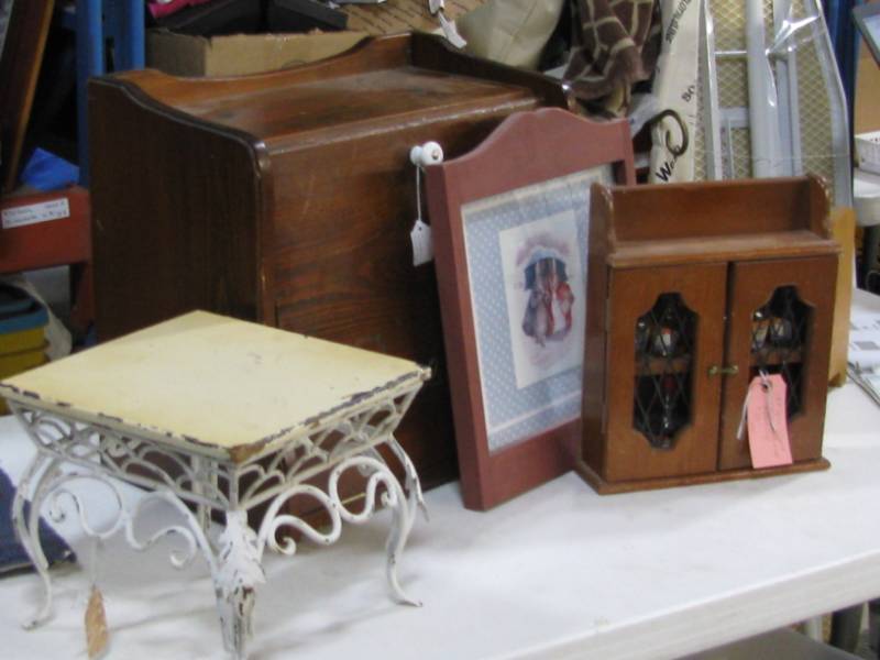 lot 97 image: Decor Lot