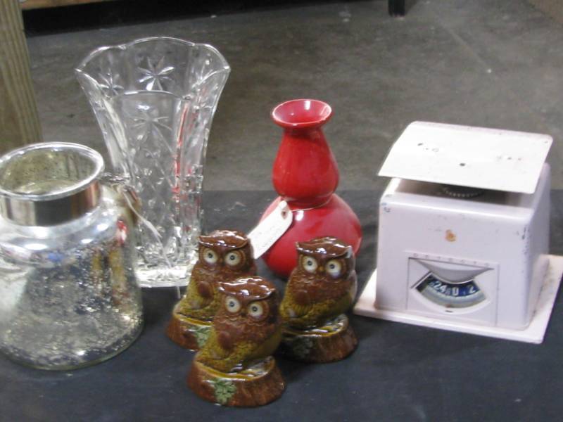 lot 109 image: Vintage Scale & Glassware