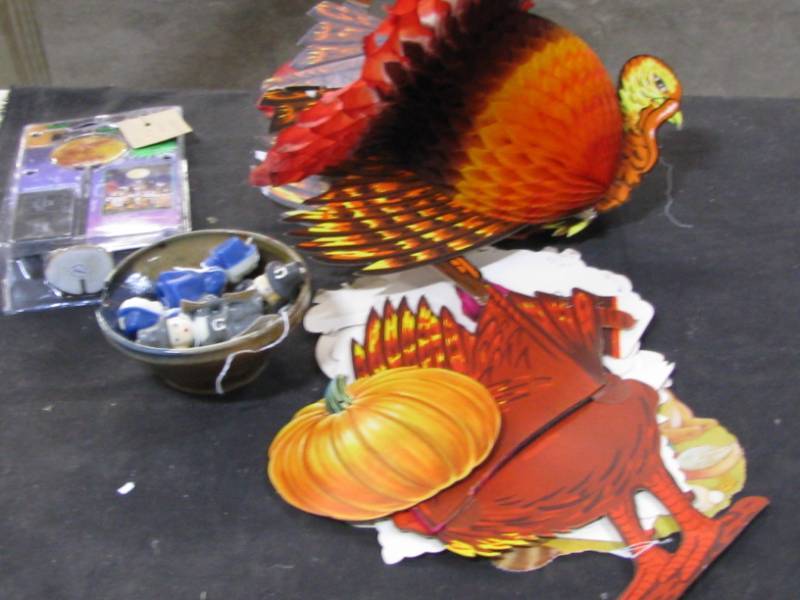 lot 144 image: Thanksgiving Decor