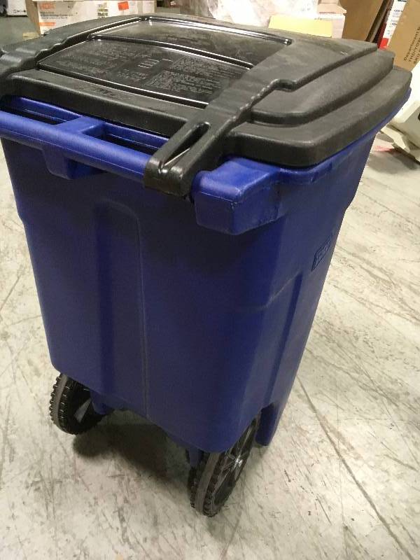 lot 103 image: TOTER TRASH BIN in very good condition