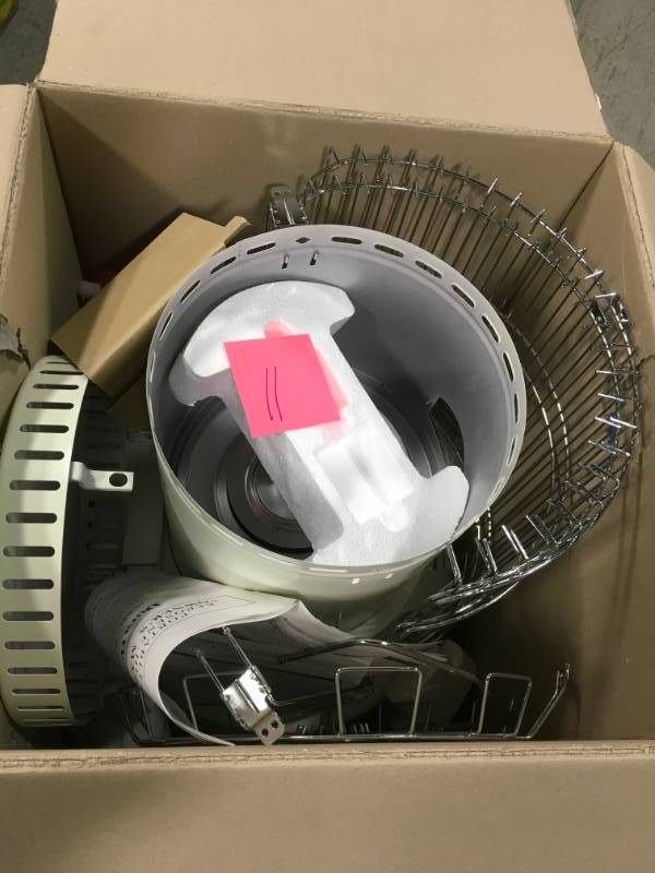 lot 11 image: DuraHeat 23,800 BTU Indoor Kerosene Portable Heater in good working condition