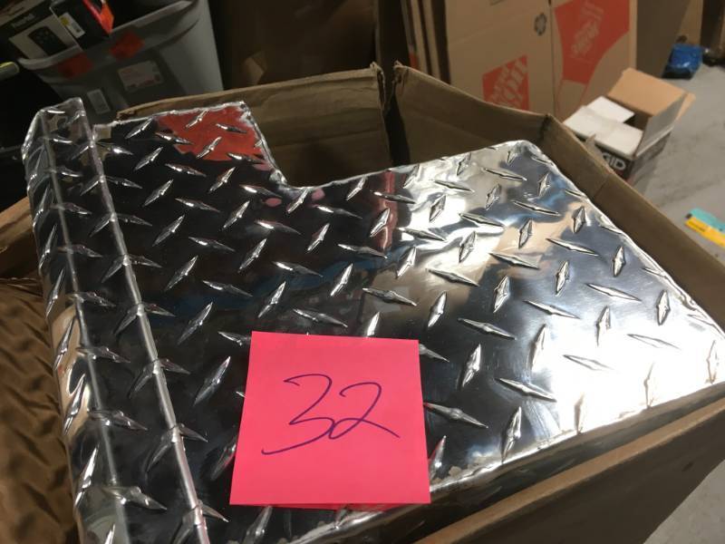 lot 32 image: Lund 48 in. Full or Mid Size Full Lid Aluminum Side Bin Truck Tool Box in good condition