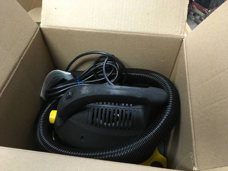 lot 92 image: Stinger 2.5 Gal. 1.75-Peak HP Compact Wet Dry Vac in good working condition