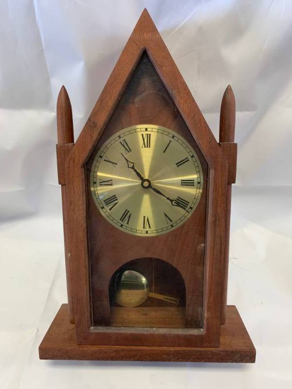 lot 6 image: Vintage Wood Clock