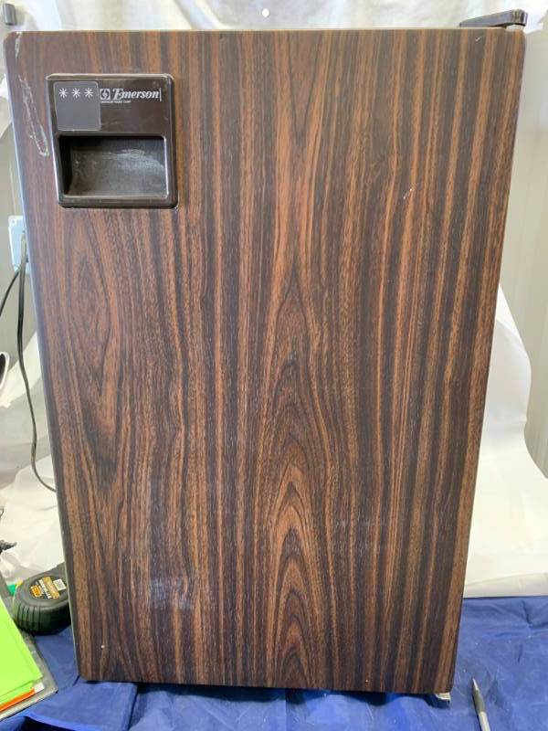 lot 28 image: 27 Tall Emerson Fridge & Freezer