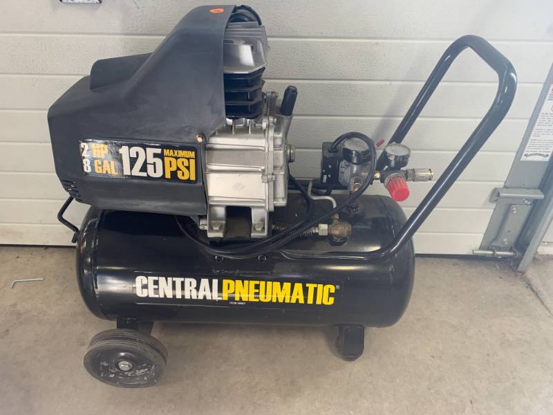 lot 46 image: Central Pneumatic 8 Gallon 2HP Air Compressor