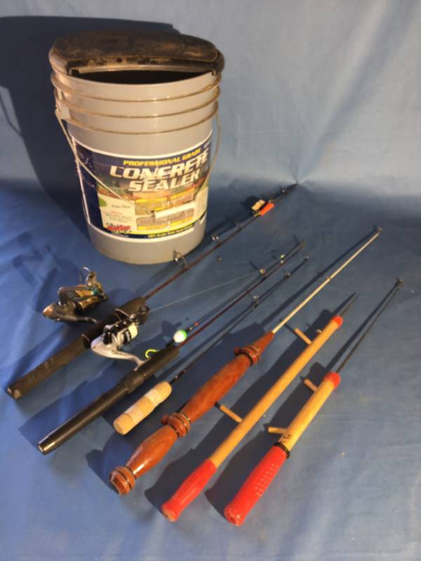 lot 41 image: Ice Fishing Equipment