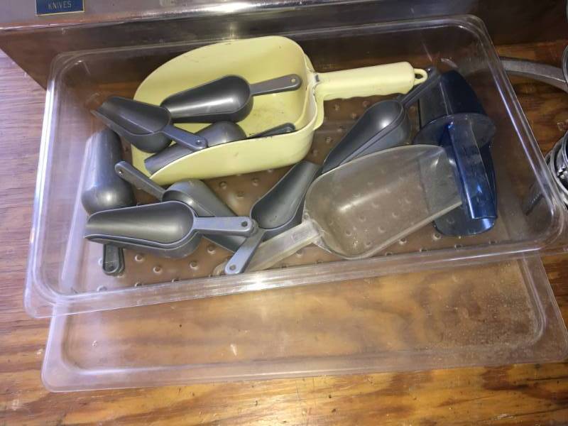 lot 100 image: Utensil Holders, Grater, and More