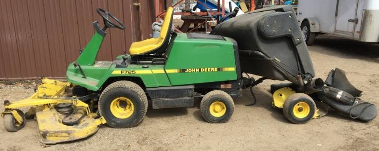 lot 3 image: John Deere Riding Mower