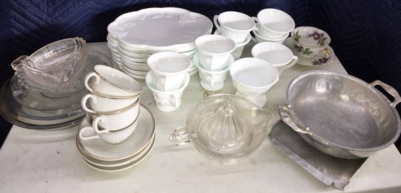 lot 204 image: Assorted Dishware