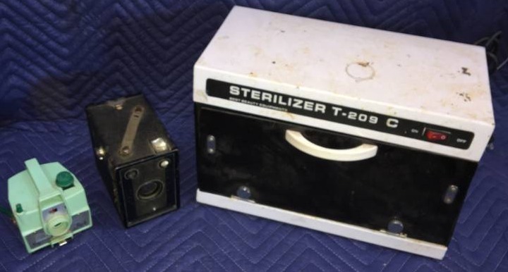 lot 271 image: Vinatge Cameras and Sterilizer