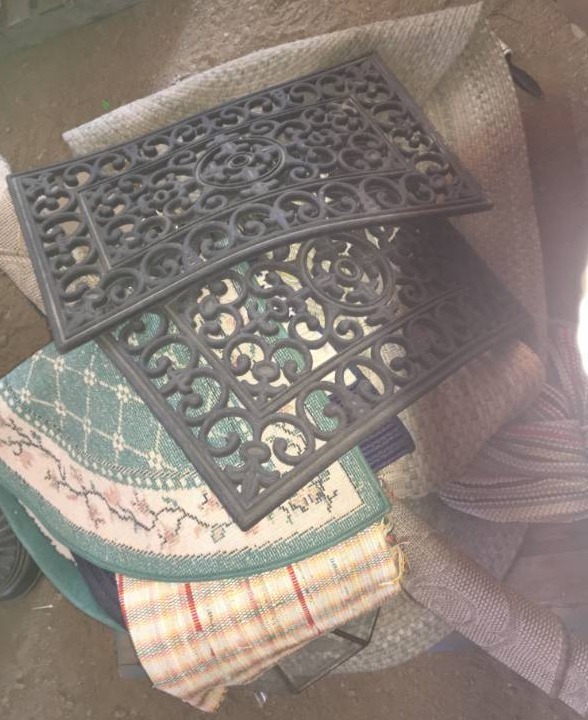 lot 273 image: Light Fixtures and Rugs