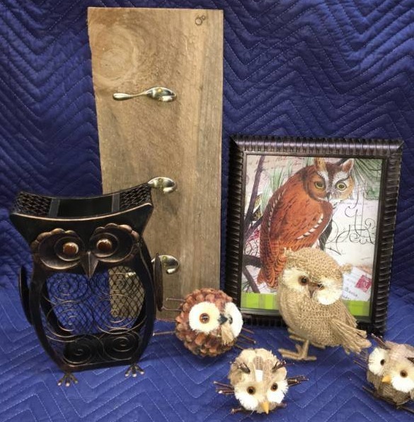 lot 277 image: Owl Dcor and More