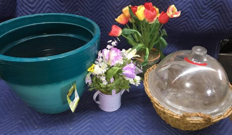 lot 317 image: Garden Accessories
