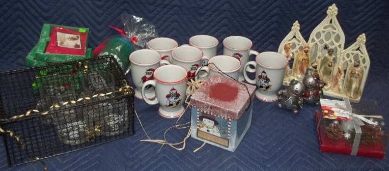 lot 396 image: Christmas Dcor