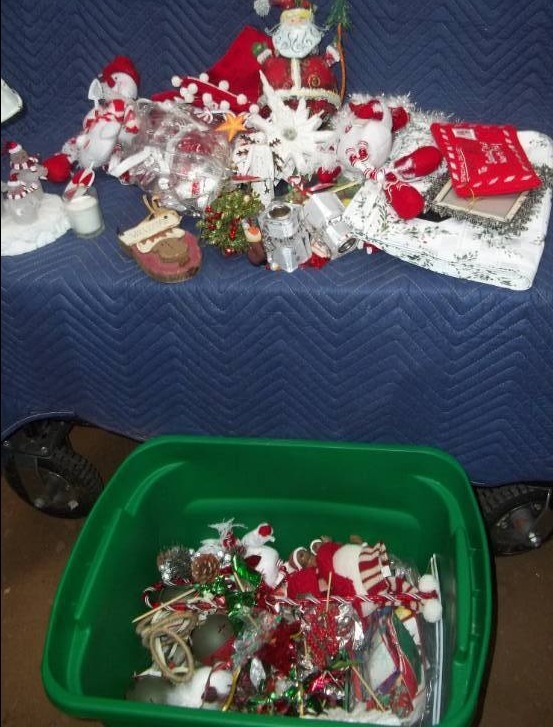 lot 398 image: Christmas Dcor