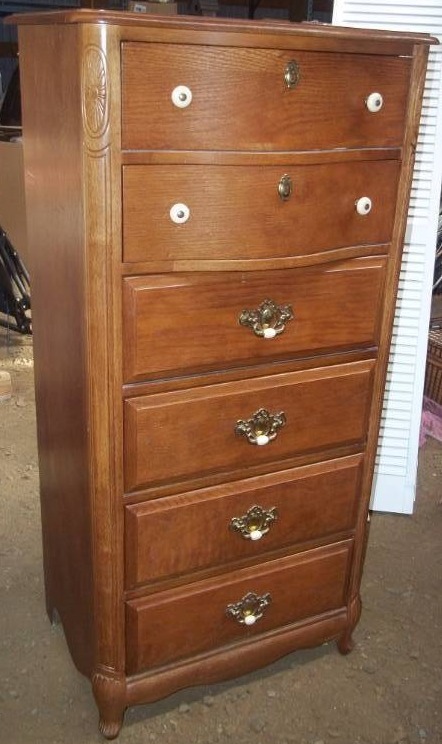 lot 404 image: Dresser