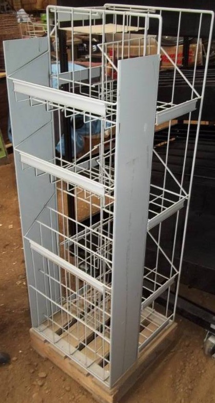 lot 422 image: Magazine Rack
