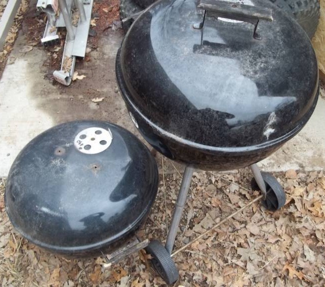 lot 490 image: Charcoal Grills