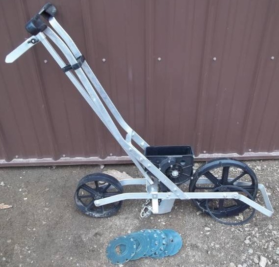 lot 500 image: Garden Seeder
