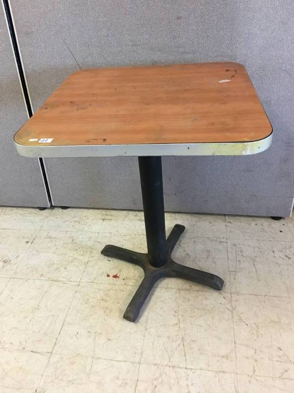 lot 21 image: Table