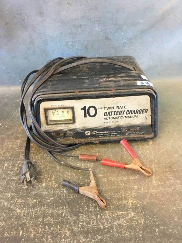lot 32 image: Twin Rate Battery Charger