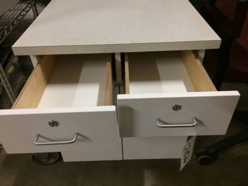 lot 36 image: Medical Cabinet With 2 Drawer & 2 Doors - Great Condition Unlocked - No Key