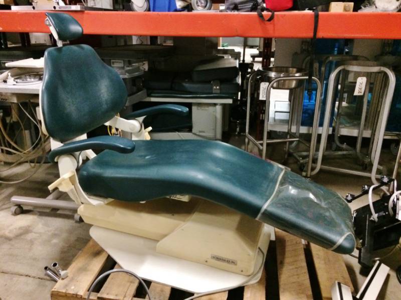 lot 46 image: RETAILS USED $8000 ULTIMATE COMFORT FOR A SPA CHAIR INK BED Power Dental Chair - Works Great & Ready For Its Next Office Or Spa 