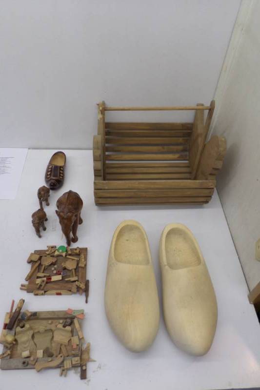 lot 73 image: Wooden Decorations-3 Elephants, Pair of Shoes