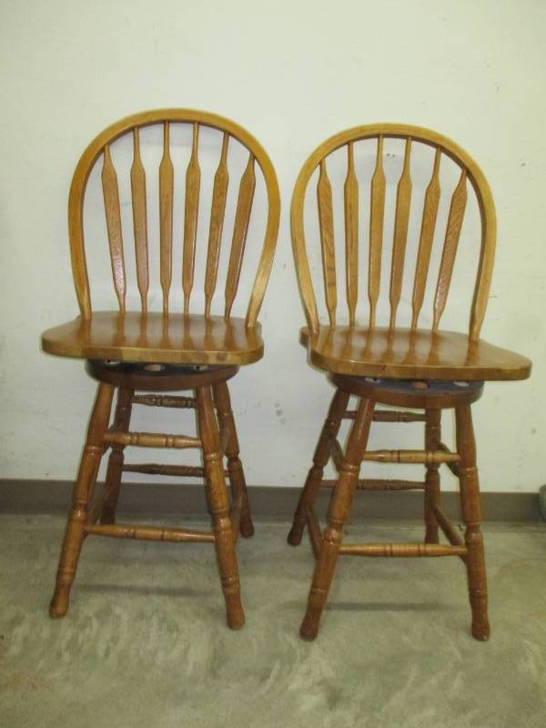 lot 3 image: 2 Nice BarIsland  Stools match the next Lot seats are 24 high