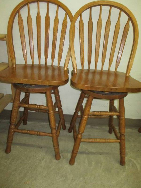 lot 4 image: 2 Nice Bar Stools match the lot above Seats are High
