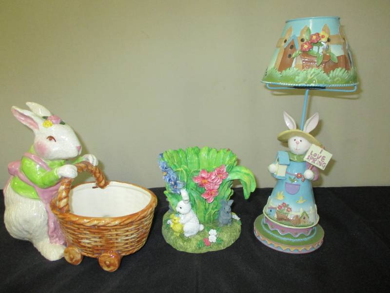 lot 7 image: Easter Decorations