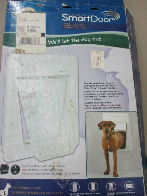 lot 12 image: Electronic Smart Door with 2 keys. Lets only the dogs with keys on in and not other pets or animals Still in the plastic was over $200.00