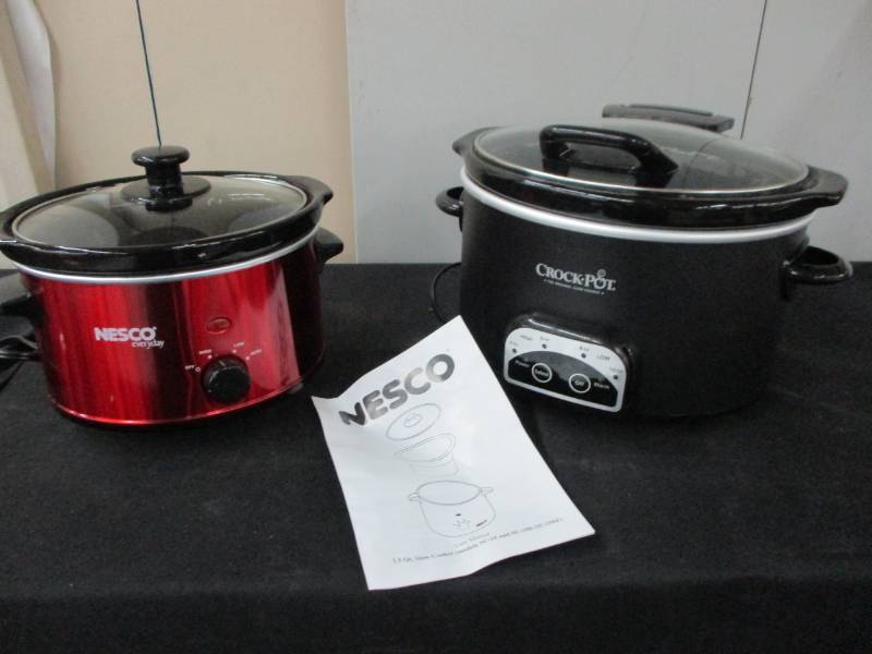 lot 17 image: 2 really nice crock pots