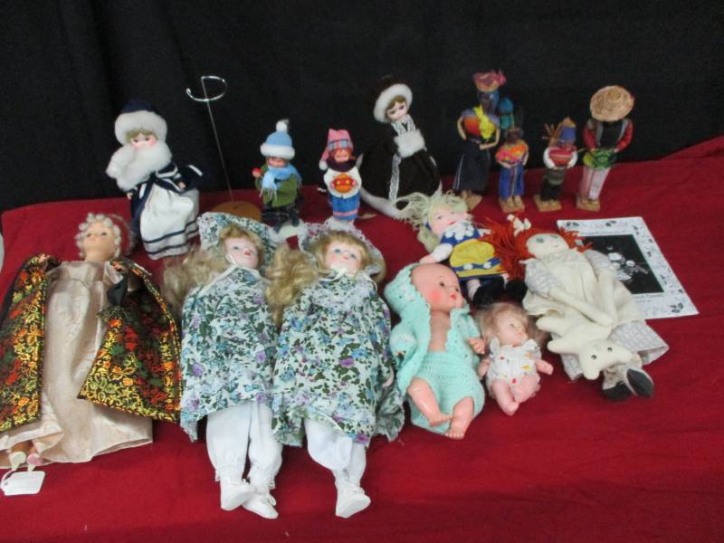 lot 37 image: Vintage Dolls