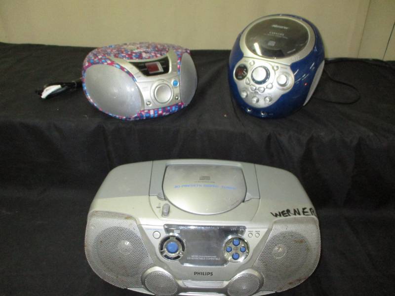 lot 53 image: 3 cd radios all work