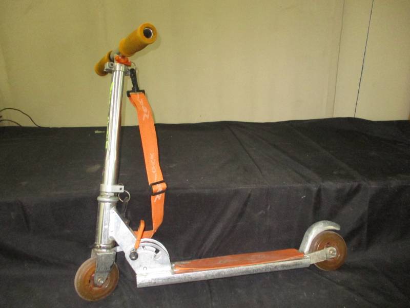 lot 99 image: Kids Scooter