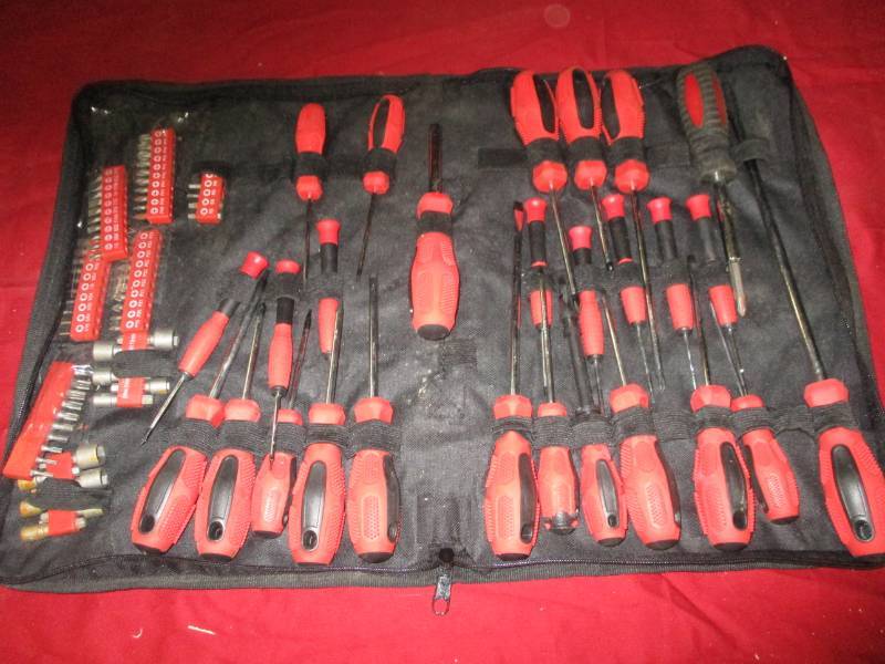 lot 101 image: Nice Screwdriver and bit set