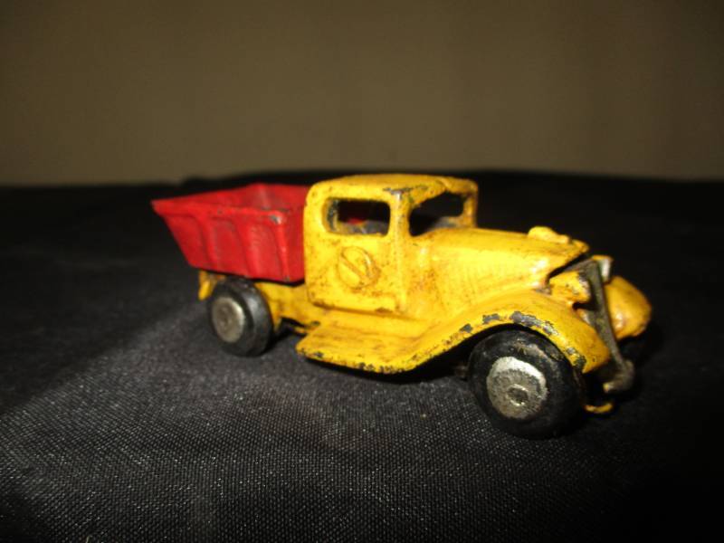 lot 110 image: Cast Iron Truck
