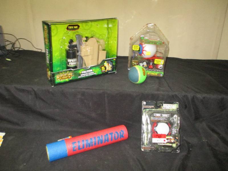 lot 126 image: Role play pistol and holster, squirt gun, and other toys
